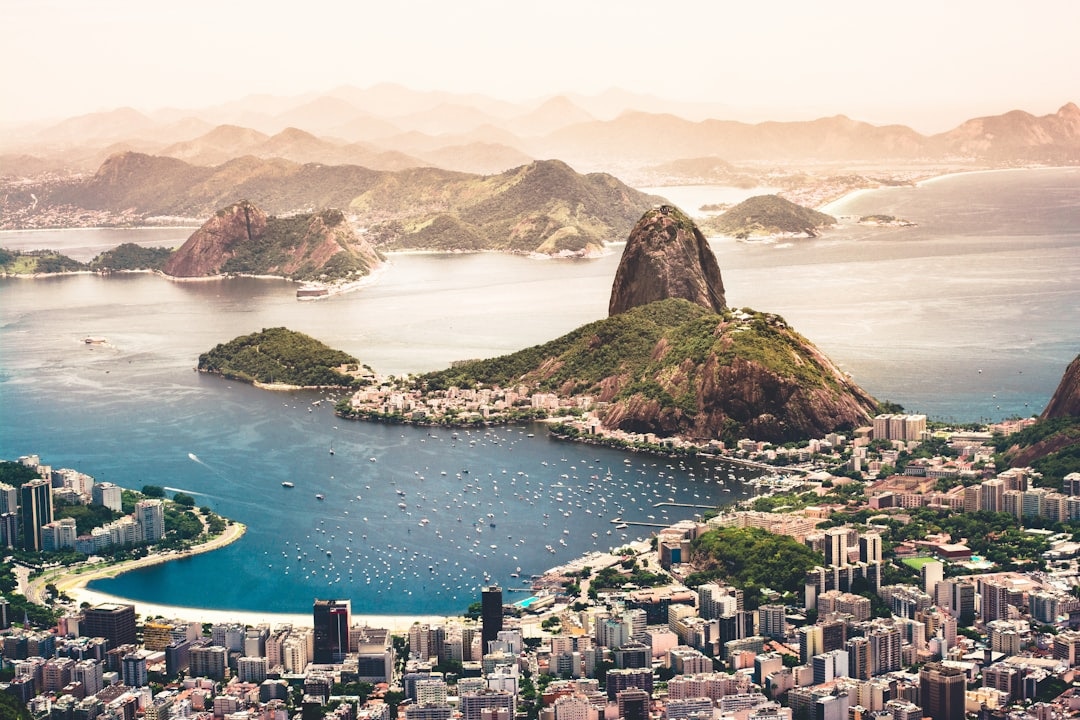 Escritório brasileiro com equipe colaborando na otimização de processos